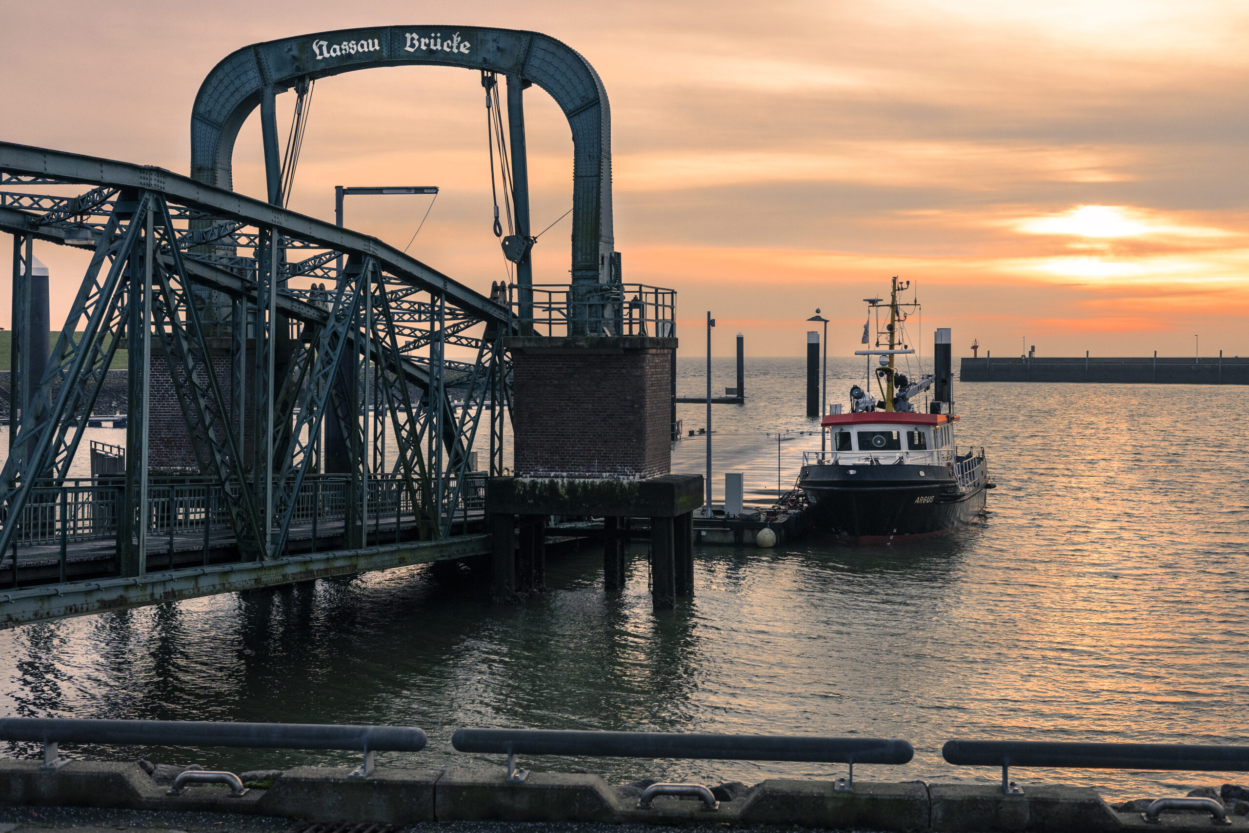 Das Bild zeigt die Deichbrücke in Wilhelmshaven im Sonnenuntergang.